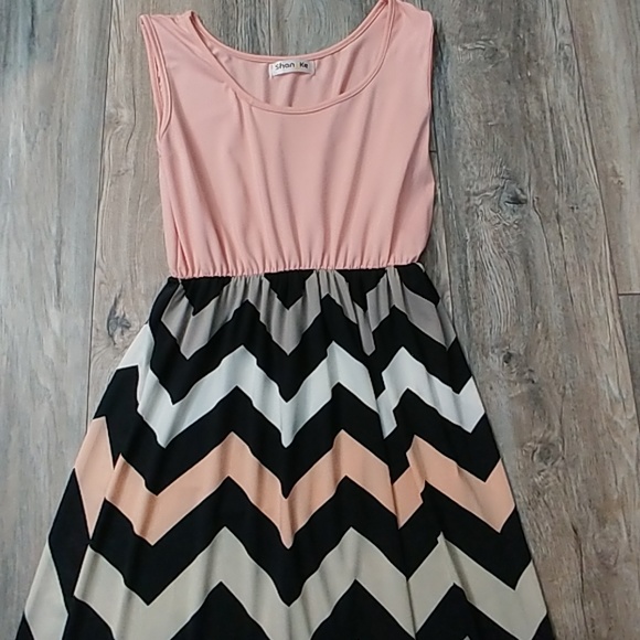 NWOT Chevron Print Maxi Dress size S - Picture 2 of 3